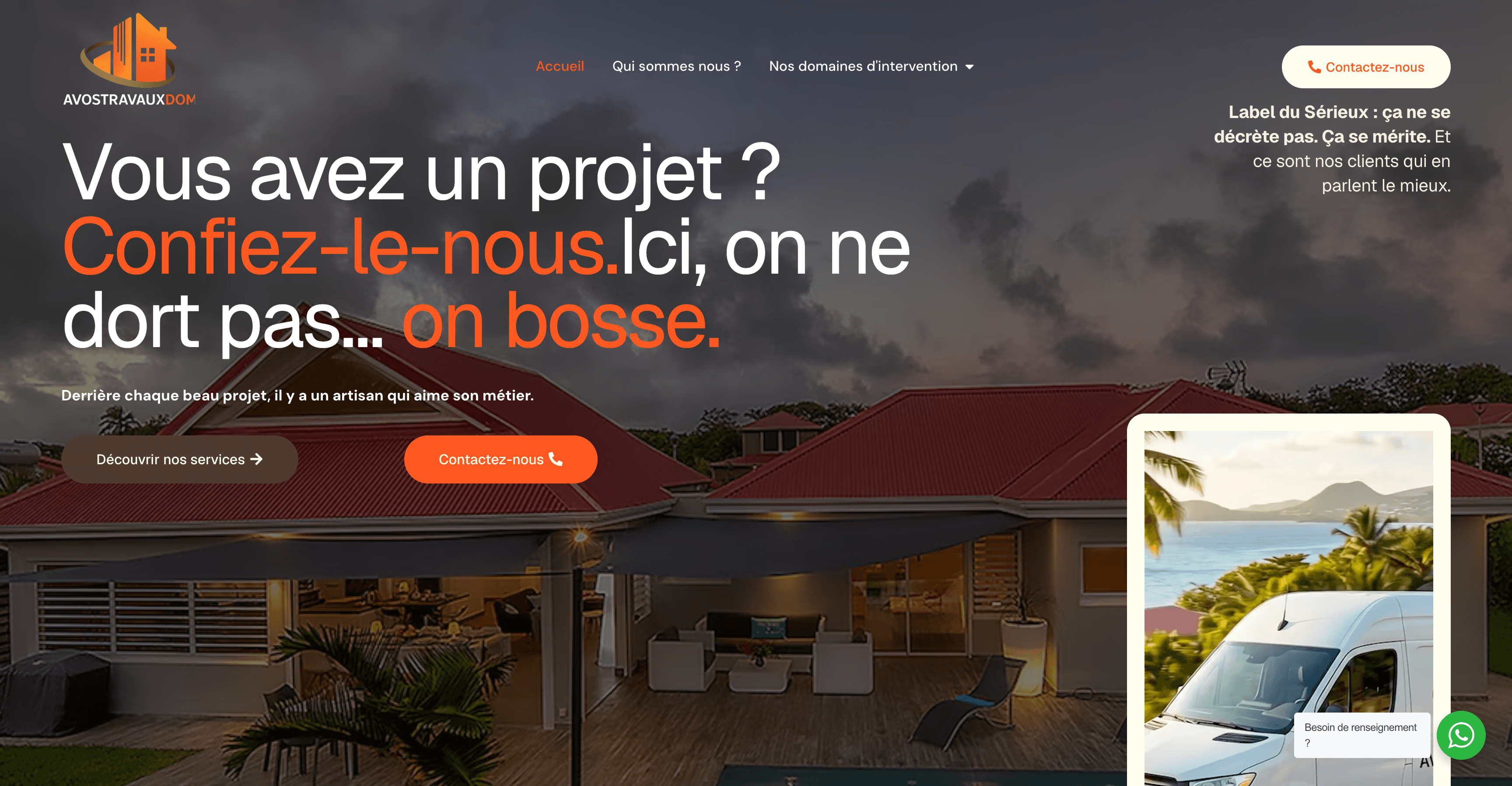 Page d’accueil d’A Vos Travaux Dom avec le titre « Vous avez un projet ? Confiez-le-nous. Ici, on ne dort pas… on bosse. » sur une photo de maison tropicale