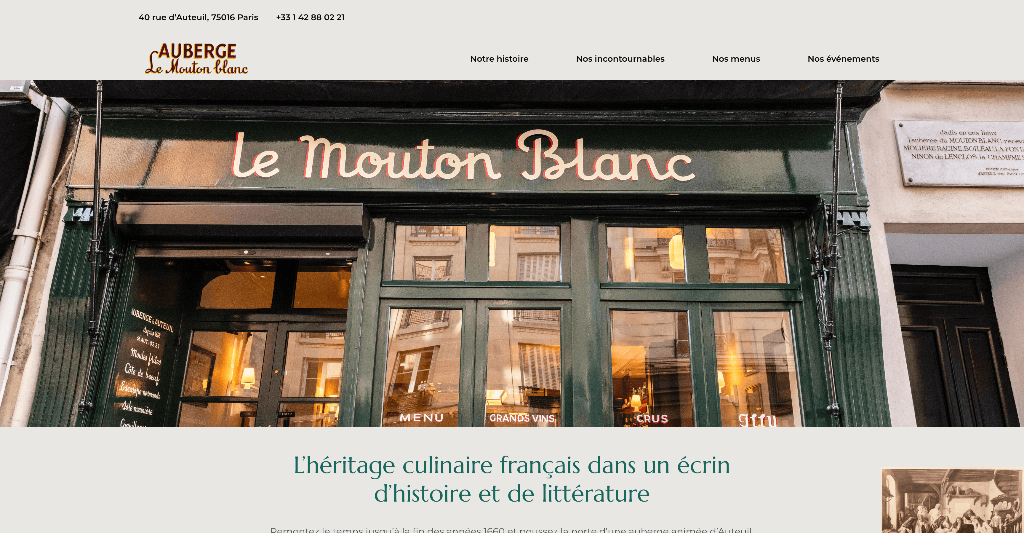 Page d’accueil de l’Auberge du Mouton Blanc avec la devanture verte du restaurant et son enseigne « le Mouton Blanc »