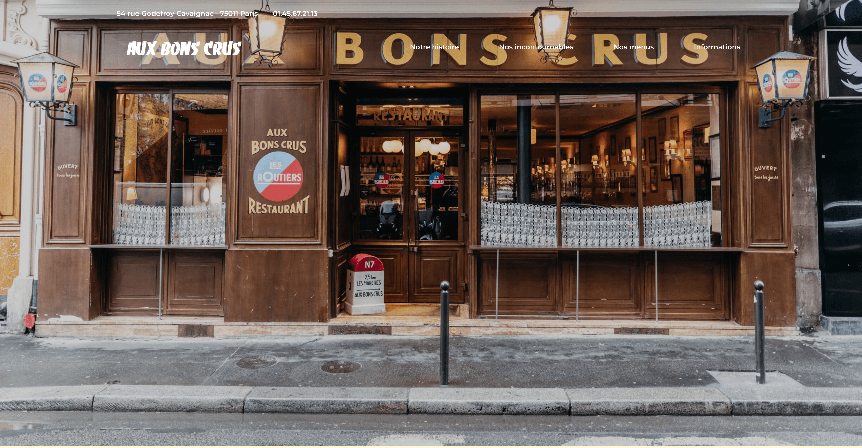 Page d’accueil d’Aux Bons Crus avec la devanture en bois du bistrot, son enseigne dorée et la plaque « Les Routiers »