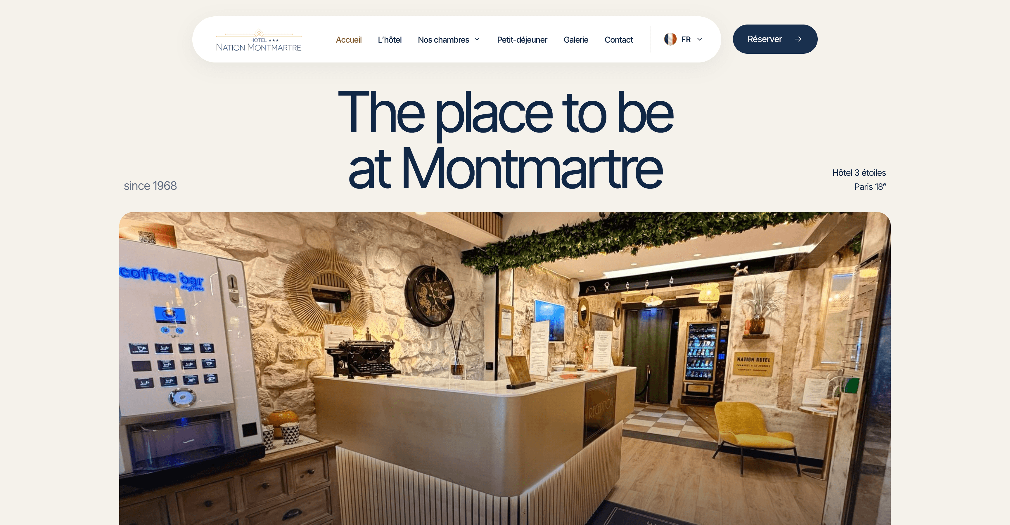 Page d’accueil de l’Hôtel Nation Montmartre avec le titre « The place to be at Montmartre » et la réception de l’hôtel