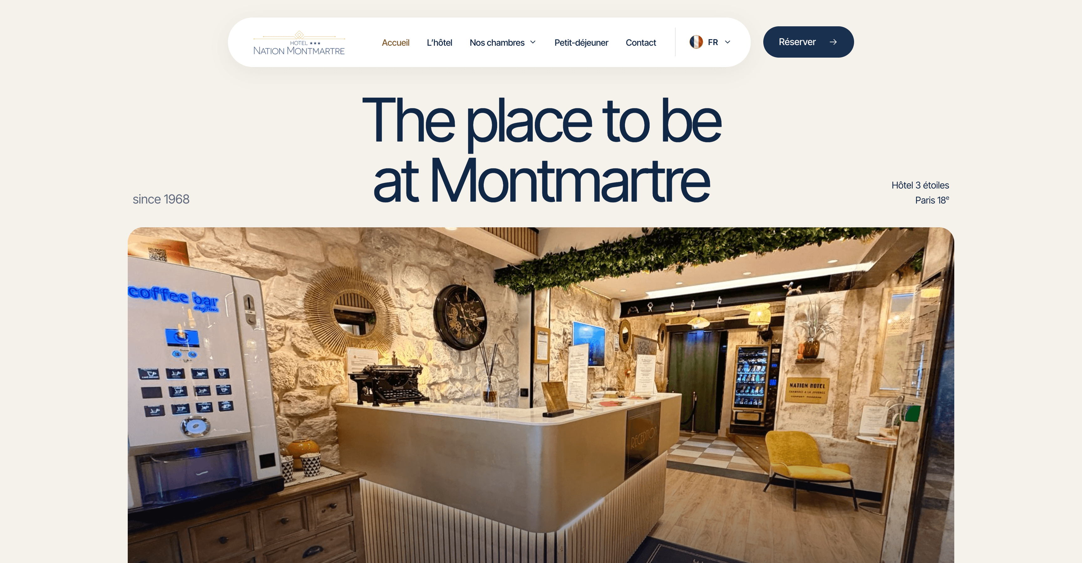 Page d’accueil de l’Hôtel Nation Montmartre avec le titre « The place to be at Montmartre » et la réception de l’hôtel