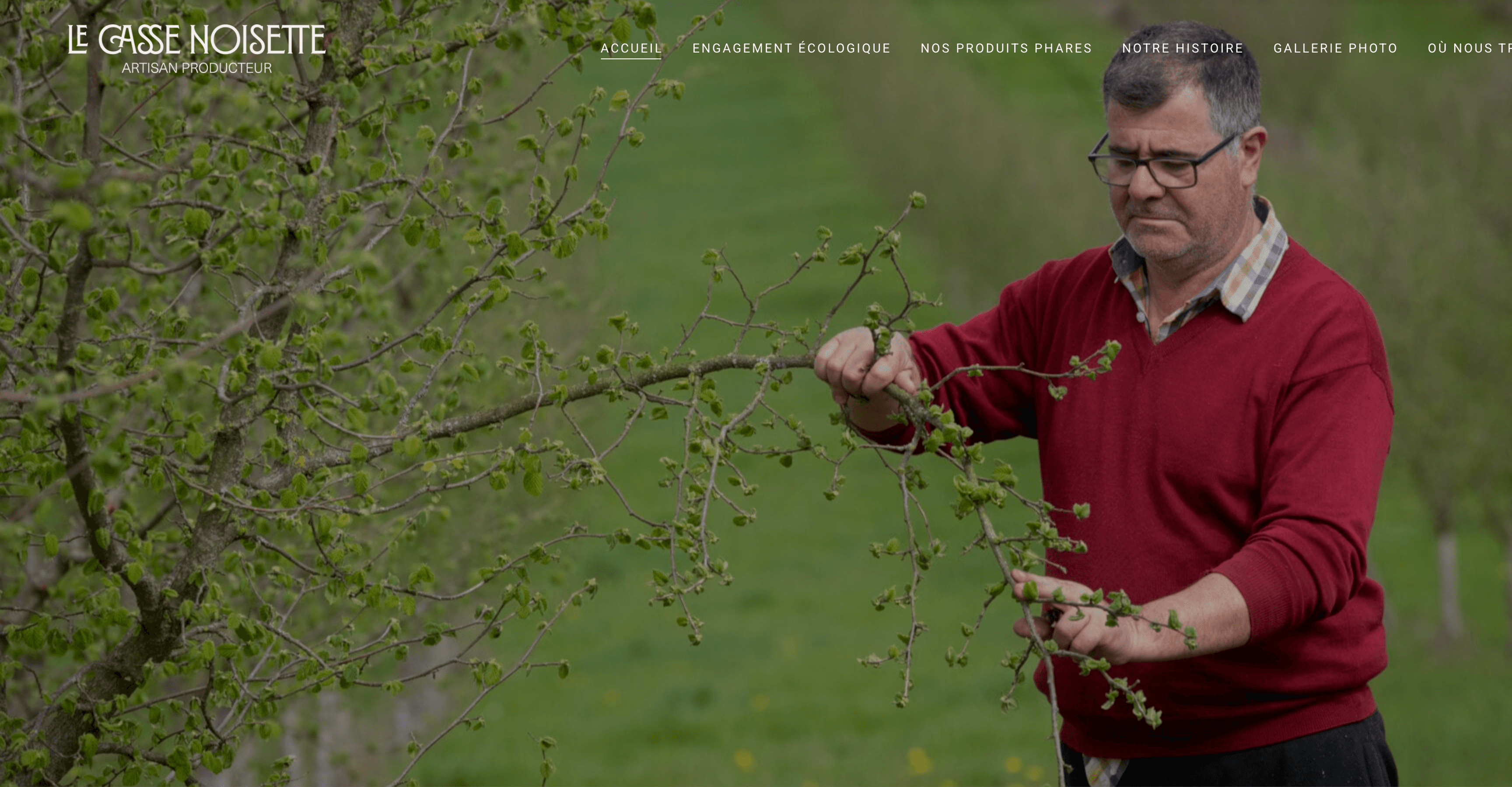 Page d’accueil du Casse Noisette avec un producteur dans ses vergers