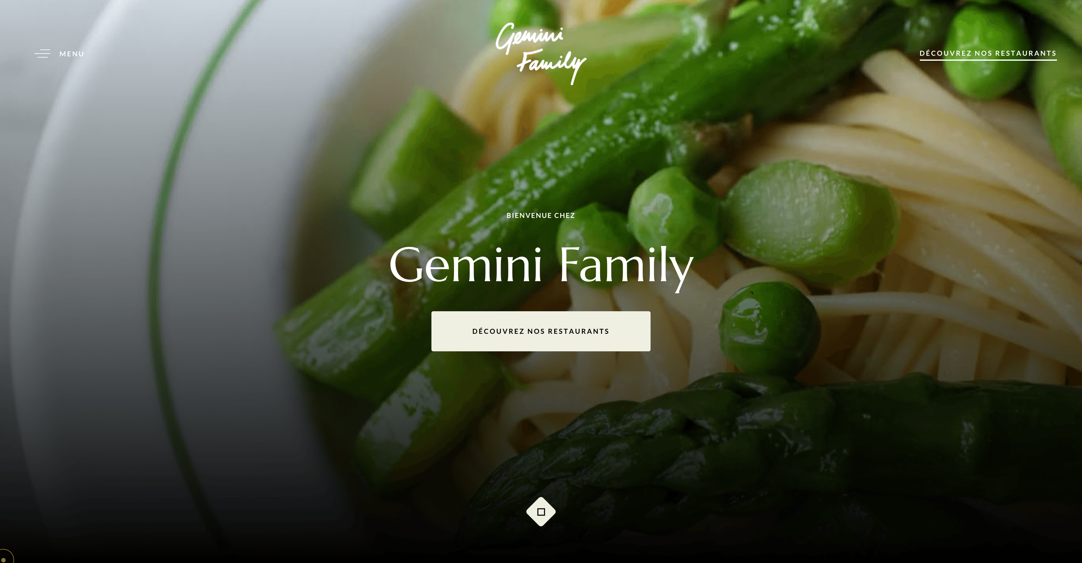 Page d’accueil de Gemini Family avec le nom du restaurant sur une assiette de pâtes aux asperges et petits pois