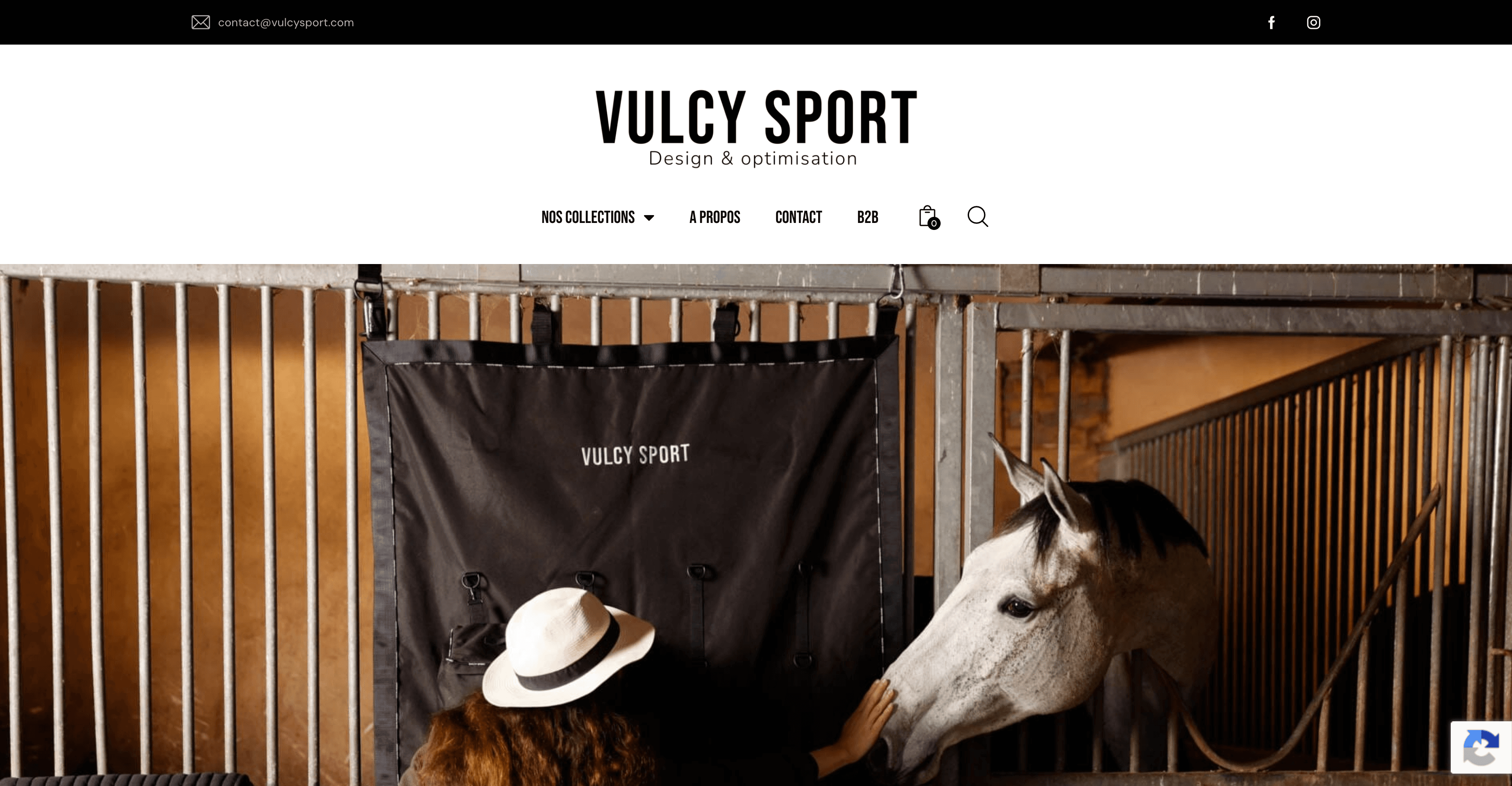 Page d’accueil de Vulcy Sport avec une cavalière caressant un cheval gris devant une tenture de box noire siglée Vulcy Sport
